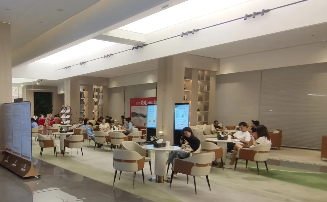 偶遇王者，男子路遇野生东北虎直呼运气真好-男子路遇野生东北虎直呼运气真好