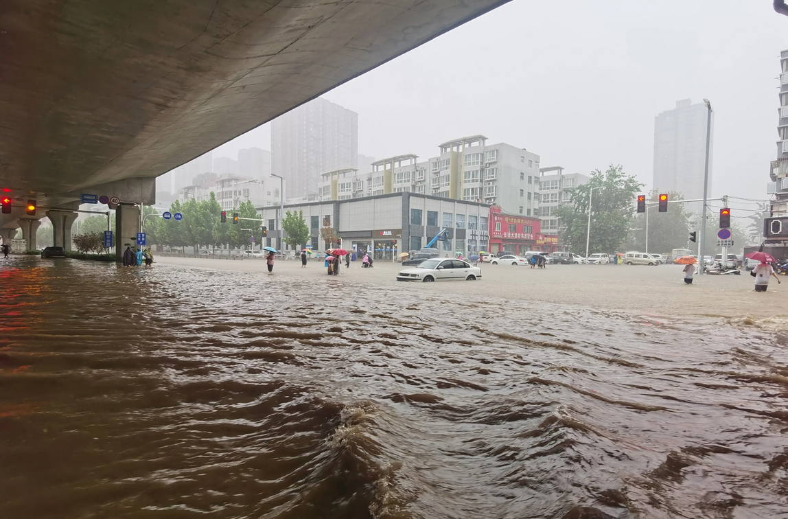 记者调查企业遭遇阻扰，采访设备惨遭砸碎