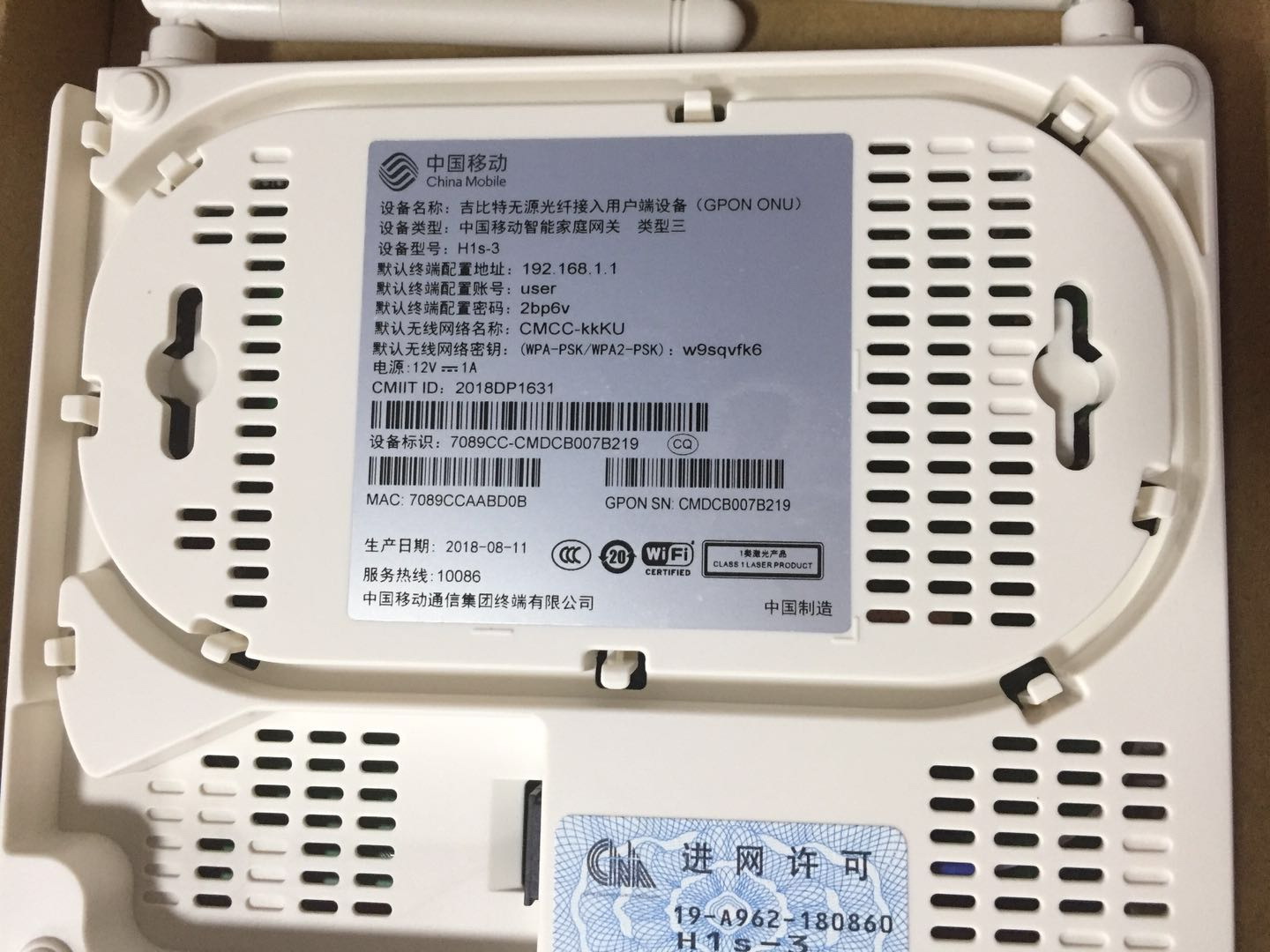 男子出海打捞上来的生蚝带商品标签，海洋的馈赠与商业的印记
